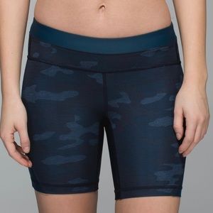 Lululemon size 4 clip in shorts, blue camo print